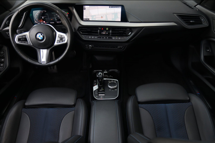 BMW 1-serie 118i M SPORT / PANODAK / LIVE COCKPIT / LED / CAMERA / CARPLAY