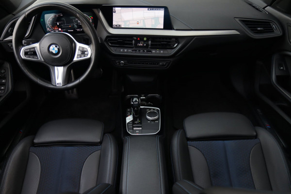 BMW 1-serie 118i M SPORT / PANODAK / LIVE COCKPIT / LED / CAMERA / CARPLAY