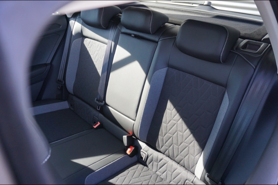 Volkswagen T-Roc 115PK Life GOAL Edition ALLSEASONS | STOELVERWARMING | PARK.SENS