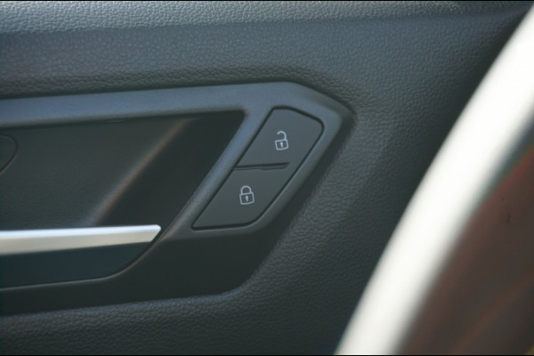 Volkswagen T-Roc 115PK Life GOAL Edition ALLSEASONS | STOELVERWARMING | PARK.SENS