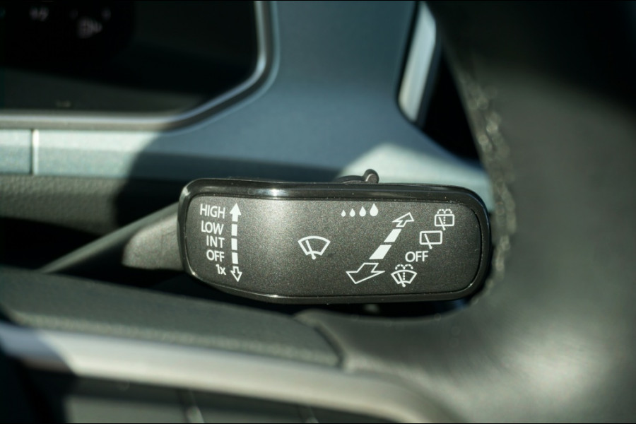 Volkswagen T-Roc 115PK Life GOAL Edition ALLSEASONS | STOELVERWARMING | PARK.SENS