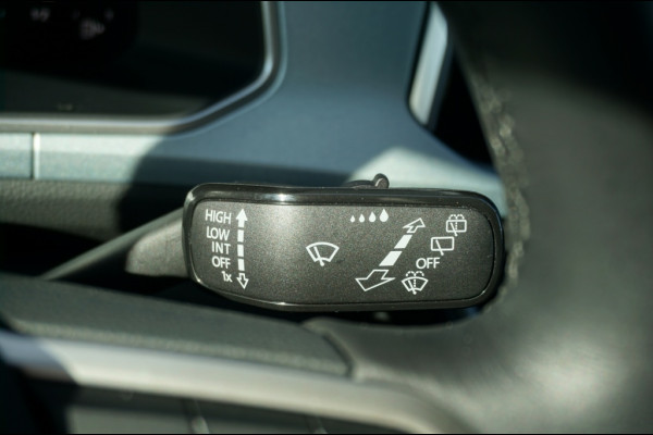 Volkswagen T-Roc 115PK Life GOAL Edition ALLSEASONS | STOELVERWARMING | PARK.SENS