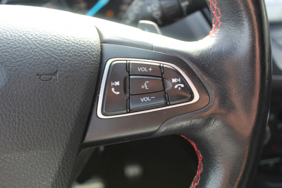 Ford Kuga 1.5 EcoBoost ST Line , 180pk , AWD , 1800kg Trekgewicht Climate control , Navigatie , Camera , Trekhaak Panorama/schuif kantel dak , Dealeronderhouden