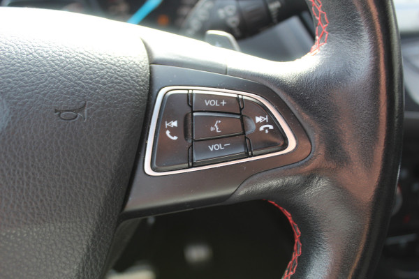 Ford Kuga 1.5 EcoBoost ST Line , 180pk , AWD , 1800kg Trekgewicht Climate control , Navigatie , Camera , Trekhaak Panorama/schuif kantel dak , Dealeronderhouden