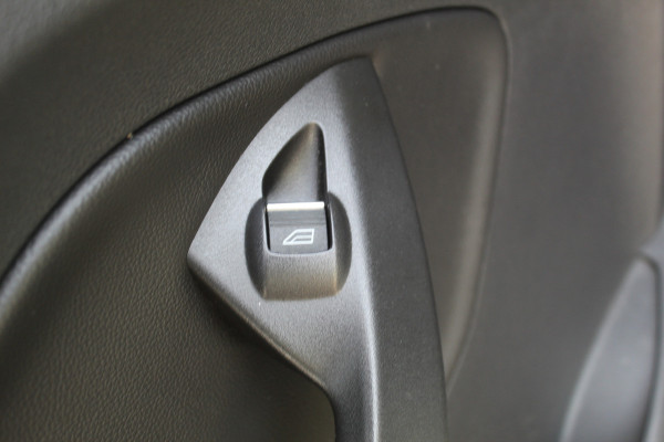 Ford Kuga 1.5 EcoBoost ST Line , 180pk , AWD , 1800kg Trekgewicht Climate control , Navigatie , Camera , Trekhaak Panorama/schuif kantel dak , Dealeronderhouden