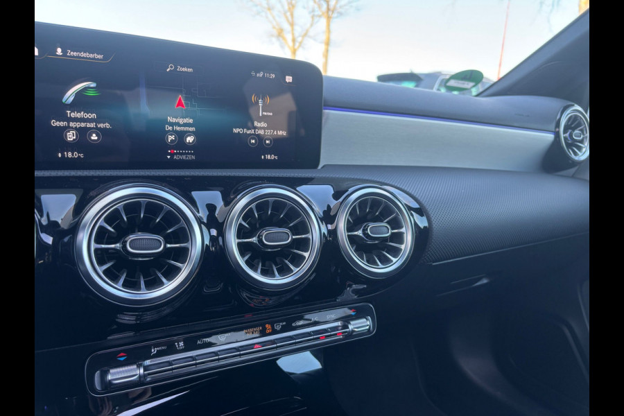 Mercedes-Benz A-Klasse 180 Business Solution AMG Pano | Sfeerverlichting | NL Auto!
