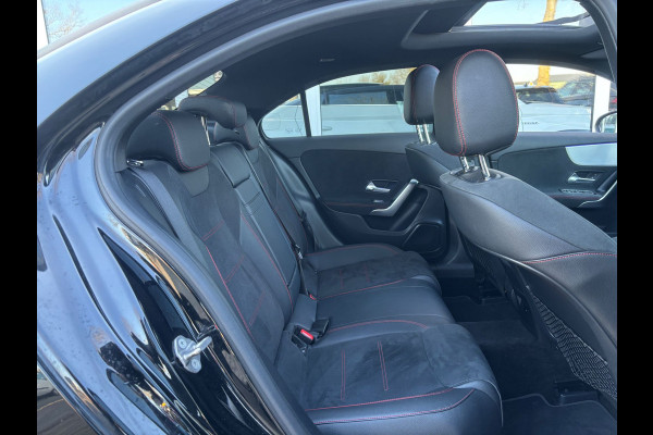 Mercedes-Benz A-Klasse 180 Business Solution AMG Pano | Sfeerverlichting | NL Auto!