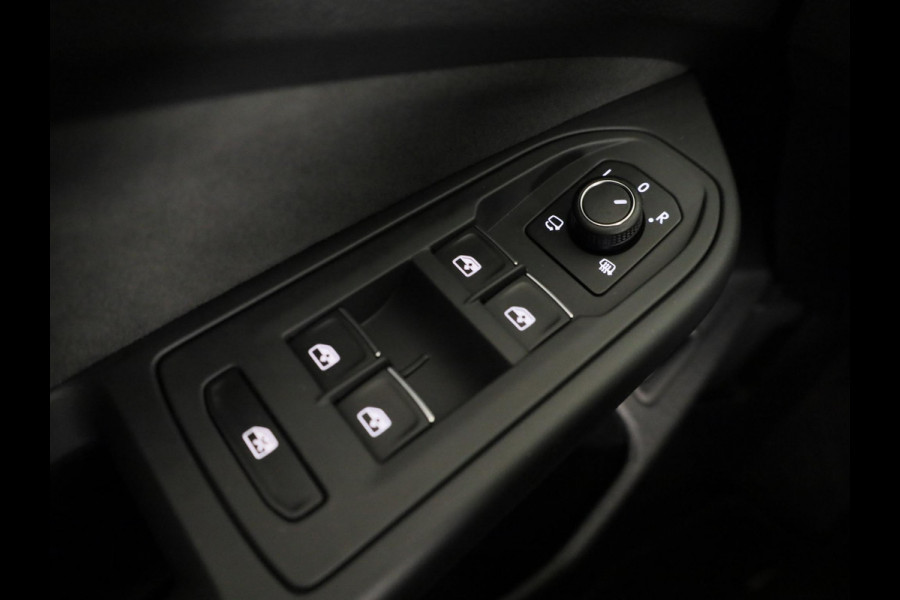 Volkswagen Golf 1.5 eHybrid Style Edition 204 pk Automaat (DSG) | Verlengde garantie | Navigatie via App | Parkeersensoren (Park assist) | Achteruitrijcamera | Stoelverwarming |