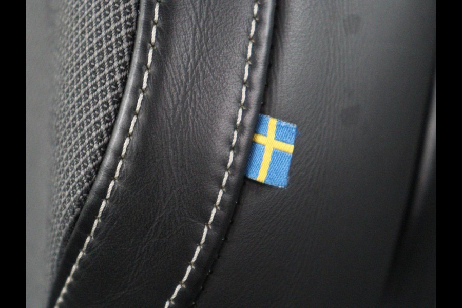 Volvo S60 2.0 T6 AWD Twin Engine R-Design | Stoelverwarming | Adaptive cruise | Standkachel | Camera | 19'' | Carplay | Full LED | Navigatie | Side Assist | Half leder | Origineel NL | PHEV | Plug In