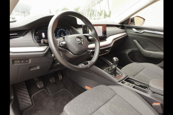 Škoda Octavia Combi 1.0 TSI 110pk Business Edition Plus | Navigatie | Apple Carplay/Android Auto | Camera | Parkeersensoren | Elektrische achterklep | Blind Spot Assist | Adaptive Cruise Control | Virtual Cockpit | Stoelverwarming | Ledverlichting | Sfeerverlichting | Climate Control