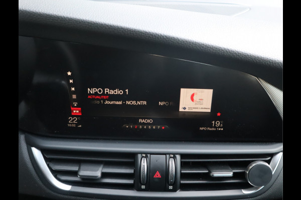 Alfa Romeo Giulia 2.0T Super Adaptive CC / Navi/ Camera /Pdc / Carplay /Stoel/Stuurverw / Automaat