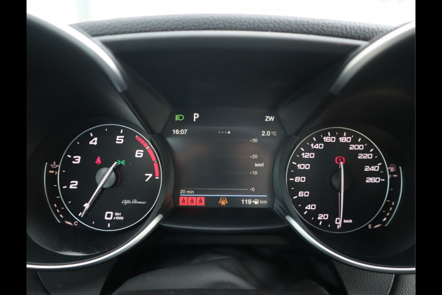 Alfa Romeo Giulia 2.0T Super Adaptive CC / Navi/ Camera /Pdc / Carplay /Stoel/Stuurverw / Automaat