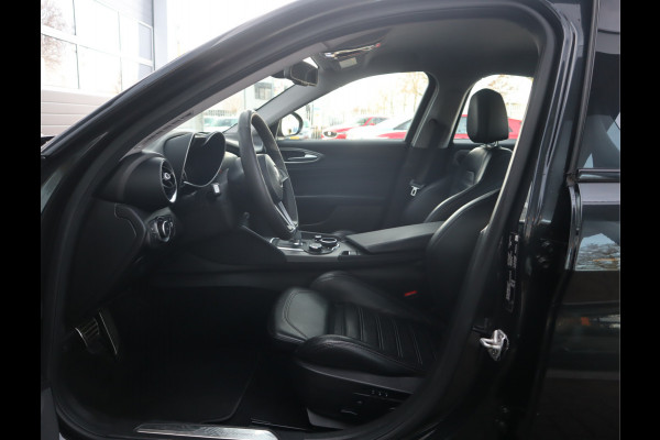 Alfa Romeo Giulia 2.0T Super Adaptive CC / Navi/ Camera /Pdc / Carplay /Stoel/Stuurverw / Automaat