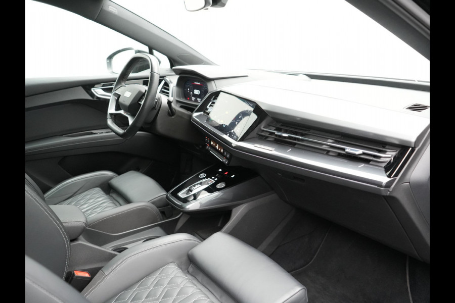 Audi Q4 e-tron 50 Quattro S Line 77 kWh 300pk Dealer O.H. | Trekhaak Af Fabriek | Panodak | Adaptive Cruise | Head Up | Camera | Matrix LED | Lederen Sportstoelen Verwarmd | Sfeerverlichting | Apple Carplay | Keyless | Blis | 20"L.M | Navigatie |