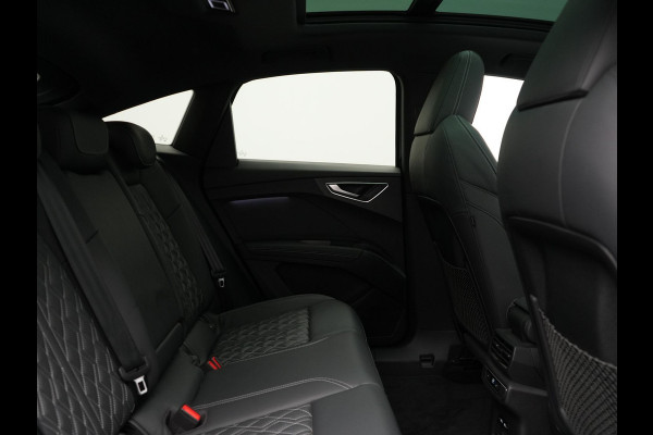 Audi Q4 e-tron 50 Quattro S Line 77 kWh 300pk Dealer O.H. | Trekhaak Af Fabriek | Panodak | Adaptive Cruise | Head Up | Camera | Matrix LED | Lederen Sportstoelen Verwarmd | Sfeerverlichting | Apple Carplay | Keyless | Blis | 20"L.M | Navigatie |