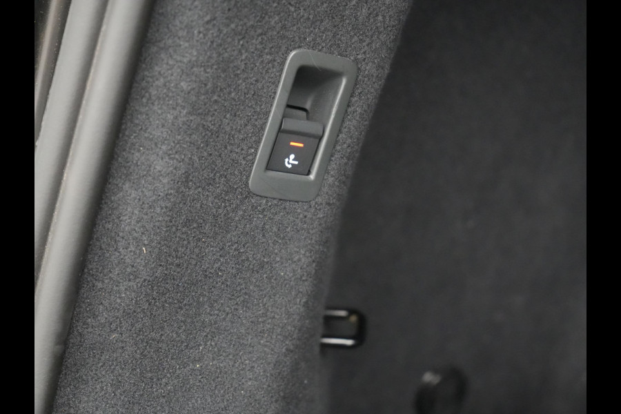 Audi Q4 e-tron 50 Quattro S Line 77 kWh 300pk Dealer O.H. | Trekhaak Af Fabriek | Panodak | Adaptive Cruise | Head Up | Camera | Matrix LED | Lederen Sportstoelen Verwarmd | Sfeerverlichting | Apple Carplay | Keyless | Blis | 20"L.M | Navigatie |