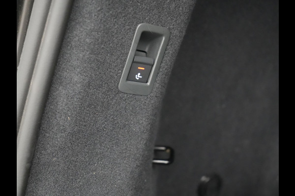 Audi Q4 e-tron 50 Quattro S Line 77 kWh 300pk Dealer O.H. | Trekhaak Af Fabriek | Panodak | Adaptive Cruise | Head Up | Camera | Matrix LED | Lederen Sportstoelen Verwarmd | Sfeerverlichting | Apple Carplay | Keyless | Blis | 20"L.M | Navigatie |