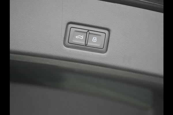 Audi Q4 e-tron 50 Quattro S Line 77 kWh 300pk Dealer O.H. | Trekhaak Af Fabriek | Panodak | Adaptive Cruise | Head Up | Camera | Matrix LED | Lederen Sportstoelen Verwarmd | Sfeerverlichting | Apple Carplay | Keyless | Blis | 20"L.M | Navigatie |