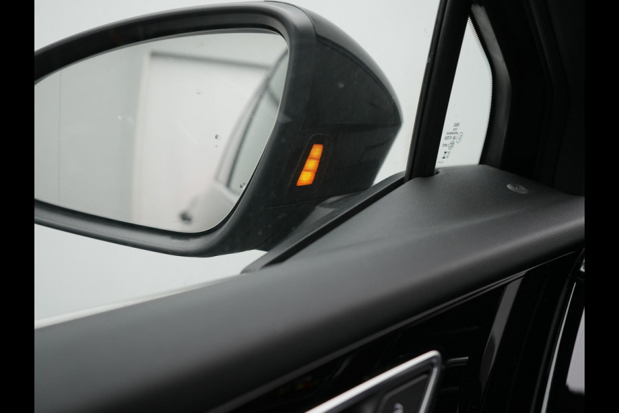 Audi Q4 e-tron 50 Quattro S Line 77 kWh 300pk Dealer O.H. | Trekhaak Af Fabriek | Panodak | Adaptive Cruise | Head Up | Camera | Matrix LED | Lederen Sportstoelen Verwarmd | Sfeerverlichting | Apple Carplay | Keyless | Blis | 20"L.M | Navigatie |