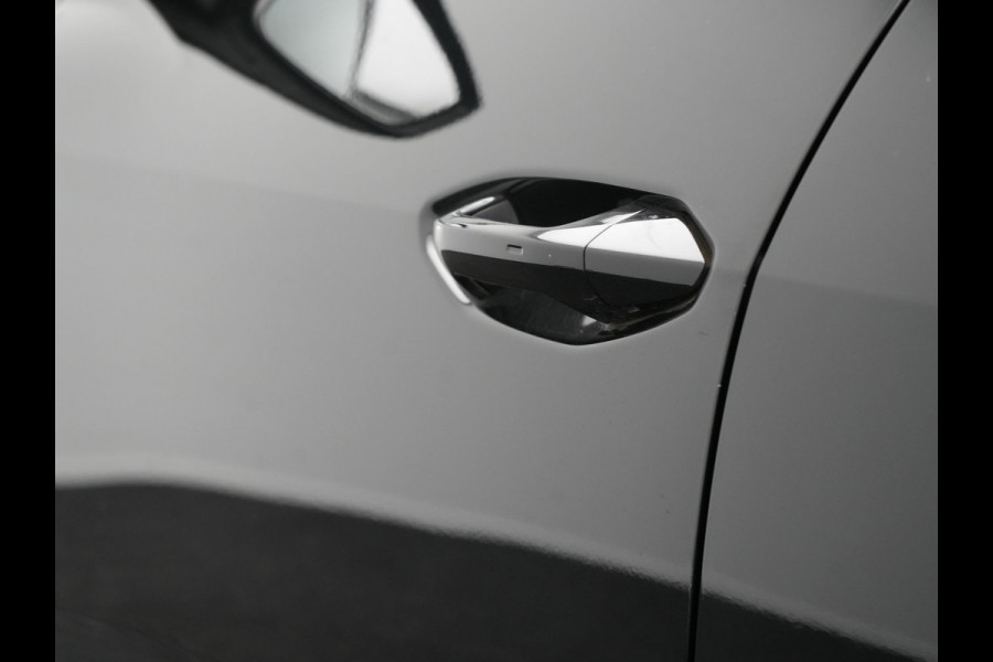 Audi Q4 e-tron 50 Quattro S Line 77 kWh 300pk Dealer O.H. | Trekhaak Af Fabriek | Panodak | Adaptive Cruise | Head Up | Camera | Matrix LED | Lederen Sportstoelen Verwarmd | Sfeerverlichting | Apple Carplay | Keyless | Blis | 20"L.M | Navigatie |