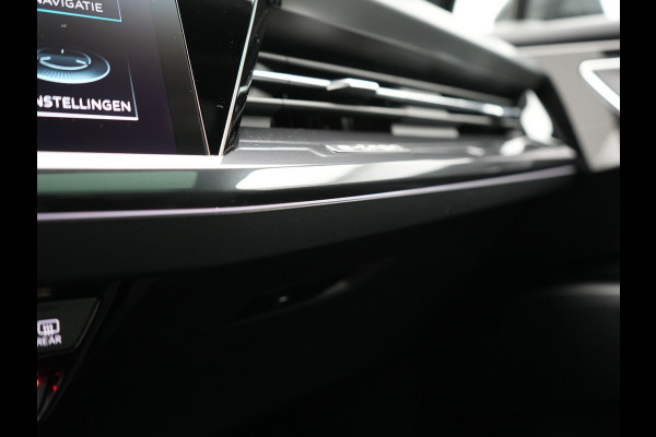 Audi Q4 e-tron 50 Quattro S Line 77 kWh 300pk Dealer O.H. | Trekhaak Af Fabriek | Panodak | Adaptive Cruise | Head Up | Camera | Matrix LED | Lederen Sportstoelen Verwarmd | Sfeerverlichting | Apple Carplay | Keyless | Blis | 20"L.M | Navigatie |