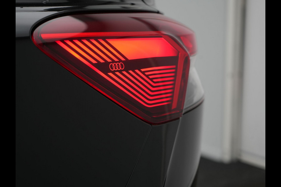 Audi Q4 e-tron 50 Quattro S Line 77 kWh 300pk Dealer O.H. | Trekhaak Af Fabriek | Panodak | Adaptive Cruise | Head Up | Camera | Matrix LED | Lederen Sportstoelen Verwarmd | Sfeerverlichting | Apple Carplay | Keyless | Blis | 20"L.M | Navigatie |