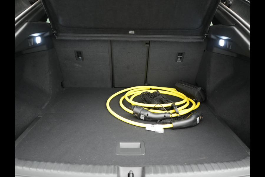 Audi Q4 e-tron 50 Quattro S Line 77 kWh 300pk Dealer O.H. | Trekhaak Af Fabriek | Panodak | Adaptive Cruise | Head Up | Camera | Matrix LED | Lederen Sportstoelen Verwarmd | Sfeerverlichting | Apple Carplay | Keyless | Blis | 20"L.M | Navigatie |