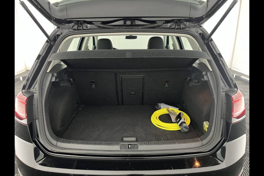 Volkswagen e-Golf {SOH-88%} (INCL-BTW) *HEATPUMP | ADAPTIVE-CRUISE | FULL-LED | DIGI-COCKPIT | NAVI-FULLMAP | CAMERA | KEYLESS | ECC | CCS-FASTLOADER | PDC | 16''ALU*