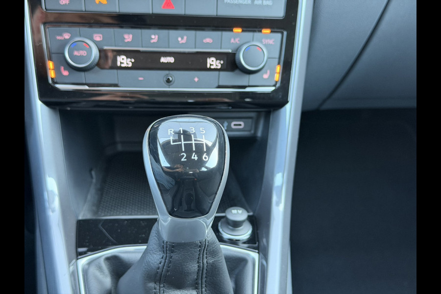 Volkswagen T-Cross 1.0 TSI Style LED 17'' Stoelverw CarPlay