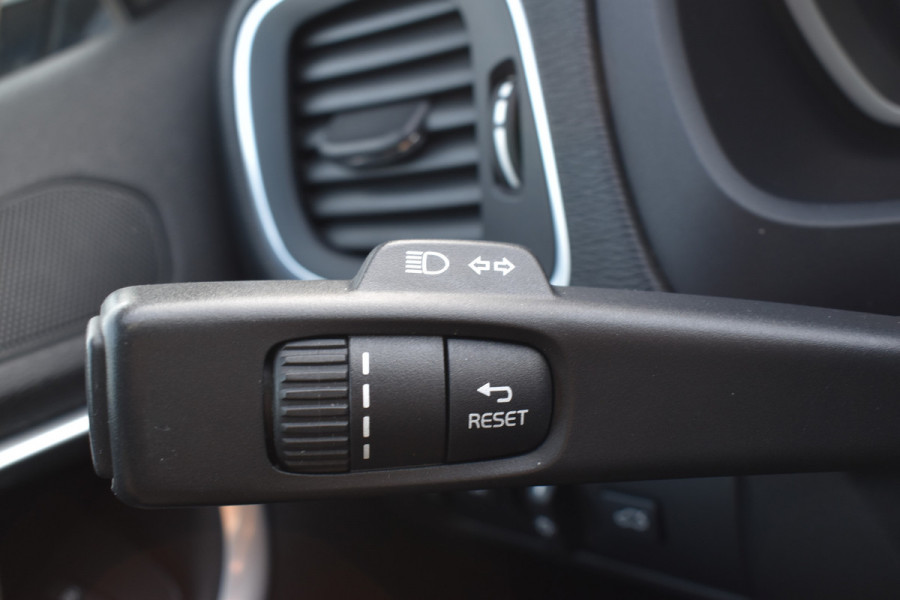 Volvo V40 T4 190PK Automaat Business Sport | PDC V/A | Cruise Control | Camera Achter | 17'' | Stoelverwarming