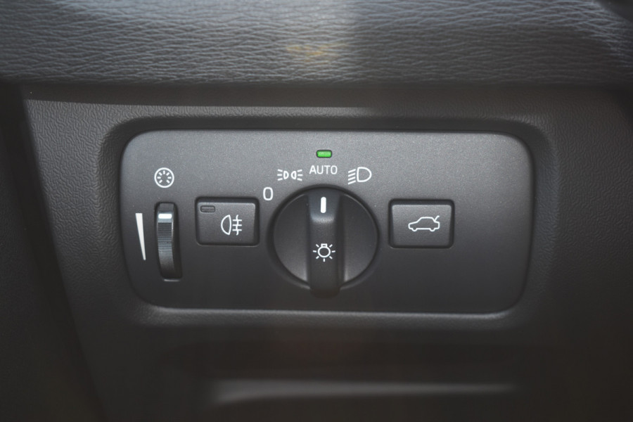 Volvo V40 T4 190PK Automaat Business Sport | PDC V/A | Cruise Control | Camera Achter | 17'' | Stoelverwarming