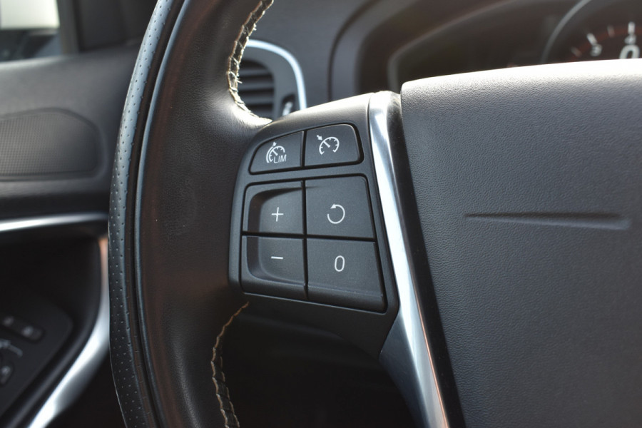 Volvo V40 T4 190PK Automaat Business Sport | PDC V/A | Cruise Control | Camera Achter | 17'' | Stoelverwarming