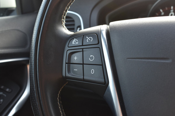 Volvo V40 T4 190PK Automaat Business Sport | PDC V/A | Cruise Control | Camera Achter | 17'' | Stoelverwarming