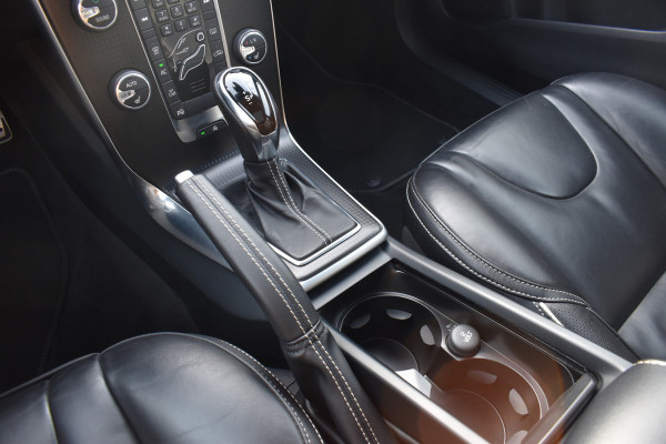 Volvo V40 T4 190PK Automaat Business Sport | PDC V/A | Cruise Control | Camera Achter | 17'' | Stoelverwarming