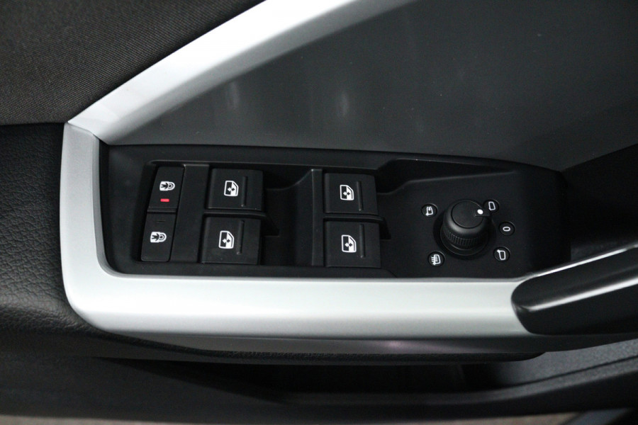 Audi Q3 35 TFSI Pro Line (STOELVERWARMING, CRUISE CONTROL, NAVIGATIE, LANE-ASSIST, PARKEERSENSOREN)