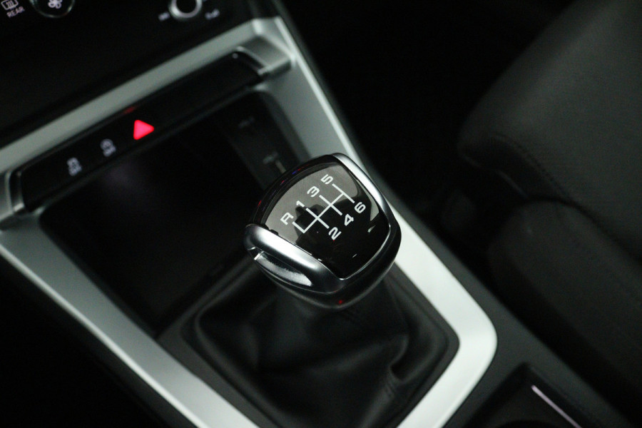 Audi Q3 35 TFSI Pro Line (STOELVERWARMING, CRUISE CONTROL, NAVIGATIE, LANE-ASSIST, PARKEERSENSOREN)