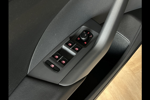 Volkswagen T-Cross 1.0 TSI Styl R-Line | Navi | ACC | Dode hoek| 17' | Carplay | PDC V+A | Stoelverwarming |