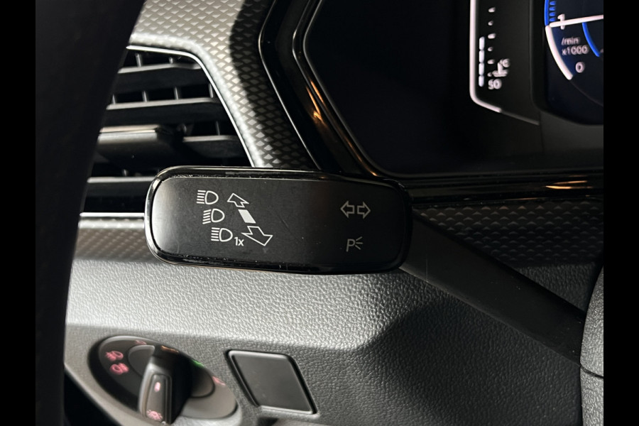 Volkswagen T-Cross 1.0 TSI Styl R-Line | Navi | ACC | Dode hoek| 17' | Carplay | PDC V+A | Stoelverwarming |