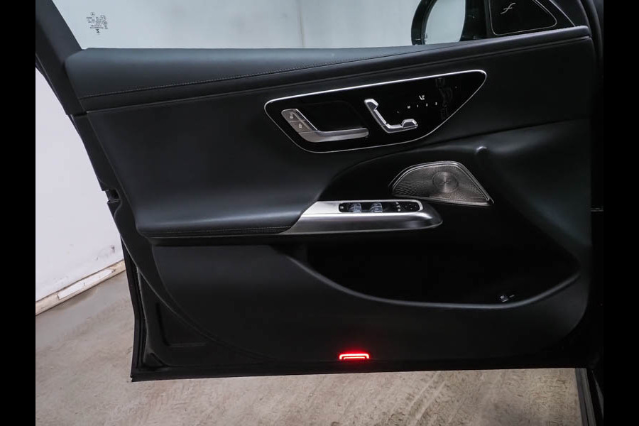 Mercedes-Benz E-Klasse 300 e AMG Plug-In Hybride AMG Line | Night Pakket | Panorama Schif-Kanteldak | MBUX Superscreen | Burmester® | 20 Inch AMG Velgen. Inclusief 24 maanden MB Certified garantie voor Europa.