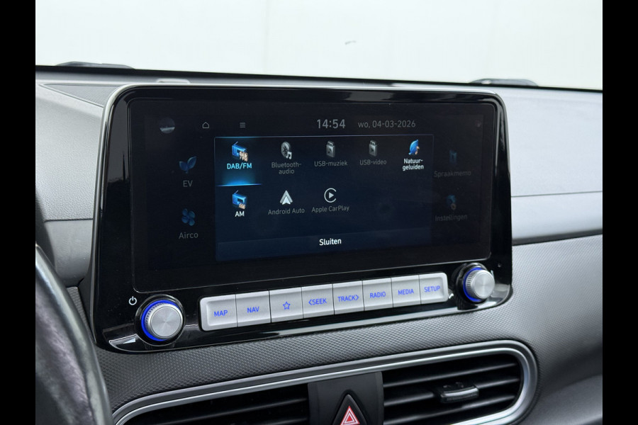 Hyundai Kona EV 64kWh 204pk SOH 100% Premium Schuif-/Kanteldak Leer Warmtepomp Head-Up Display Apple Carplay Android Navi Camera Elektr.Stoel Pdc Subwoofer Bluetooth Dodehoek detector Privacy Glas Rijstrooksensor 1e Eigenaar Origineel Nederlandse Auto Volledig Dealeronderhouden
