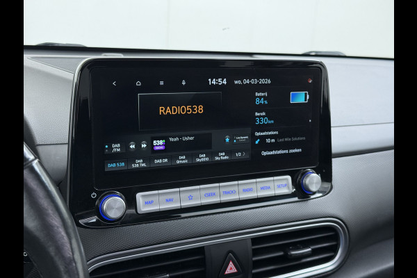 Hyundai Kona EV 64kWh 204pk SOH 100% Premium Schuif-/Kanteldak Leer Warmtepomp Head-Up Display Apple Carplay Android Navi Camera Elektr.Stoel Pdc Subwoofer Bluetooth Dodehoek detector Privacy Glas Rijstrooksensor 1e Eigenaar Origineel Nederlandse Auto Volledig Dealeronderhouden
