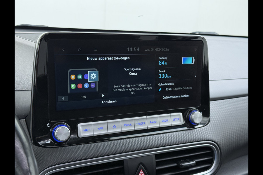 Hyundai Kona EV 64kWh 204pk SOH 100% Premium Schuif-/Kanteldak Leer Warmtepomp Head-Up Display Apple Carplay Android Navi Camera Elektr.Stoel Pdc Subwoofer Bluetooth Dodehoek detector Privacy Glas Rijstrooksensor 1e Eigenaar Origineel Nederlandse Auto Volledig Dealeronderhouden