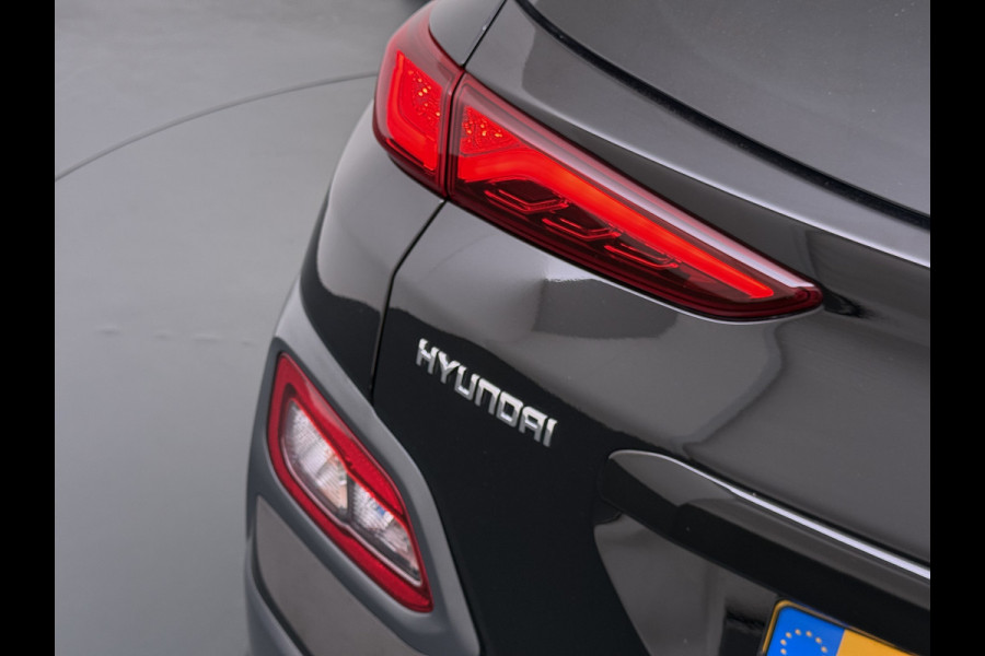 Hyundai Kona EV 64kWh 204pk SOH 100% Premium Schuif-/Kanteldak Leer Warmtepomp Head-Up Display Apple Carplay Android Navi Camera Elektr.Stoel Pdc Subwoofer Bluetooth Dodehoek detector Privacy Glas Rijstrooksensor 1e Eigenaar Origineel Nederlandse Auto Volledig Dealeronderhouden