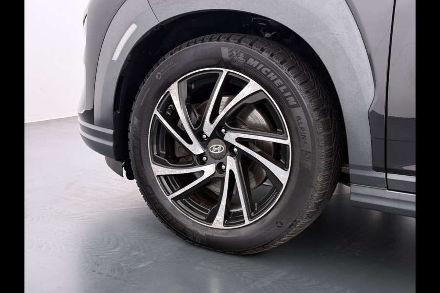 Hyundai Kona EV 64kWh 204pk SOH 100% Premium Schuif-/Kanteldak Leer Warmtepomp Head-Up Display Apple Carplay Android Navi Camera Elektr.Stoel Pdc Subwoofer Bluetooth Dodehoek detector Privacy Glas Rijstrooksensor 1e Eigenaar Origineel Nederlandse Auto Volledig Dealeronderhouden