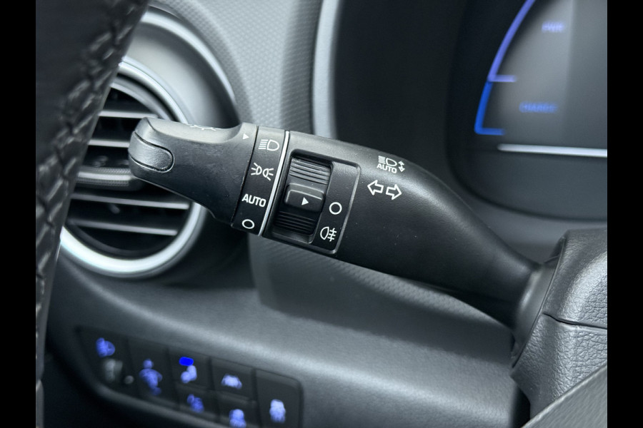 Hyundai Kona EV 64kWh 204pk SOH 100% Premium Schuif-/Kanteldak Leer Warmtepomp Head-Up Display Apple Carplay Android Navi Camera Elektr.Stoel Pdc Subwoofer Bluetooth Dodehoek detector Privacy Glas Rijstrooksensor 1e Eigenaar Origineel Nederlandse Auto Volledig Dealeronderhouden
