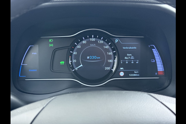 Hyundai Kona EV 64kWh 204pk SOH 100% Premium Schuif-/Kanteldak Leer Warmtepomp Head-Up Display Apple Carplay Android Navi Camera Elektr.Stoel Pdc Subwoofer Bluetooth Dodehoek detector Privacy Glas Rijstrooksensor 1e Eigenaar Origineel Nederlandse Auto Volledig Dealeronderhouden