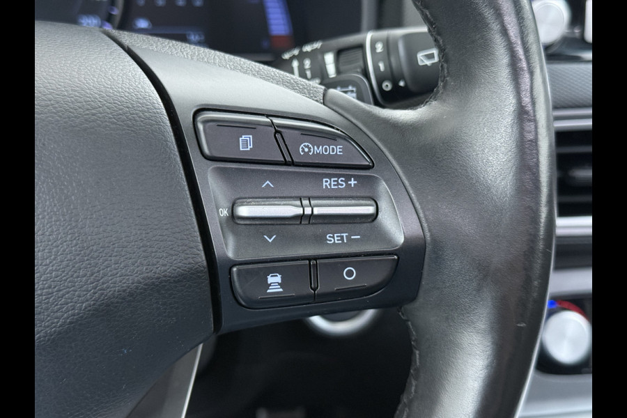 Hyundai Kona EV 64kWh 204pk SOH 100% Premium Schuif-/Kanteldak Leer Warmtepomp Head-Up Display Apple Carplay Android Navi Camera Elektr.Stoel Pdc Subwoofer Bluetooth Dodehoek detector Privacy Glas Rijstrooksensor 1e Eigenaar Origineel Nederlandse Auto Volledig Dealeronderhouden