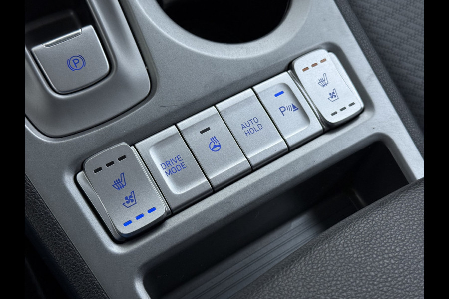 Hyundai Kona EV 64kWh 204pk SOH 100% Premium Schuif-/Kanteldak Leer Warmtepomp Head-Up Display Apple Carplay Android Navi Camera Elektr.Stoel Pdc Subwoofer Bluetooth Dodehoek detector Privacy Glas Rijstrooksensor 1e Eigenaar Origineel Nederlandse Auto Volledig Dealeronderhouden