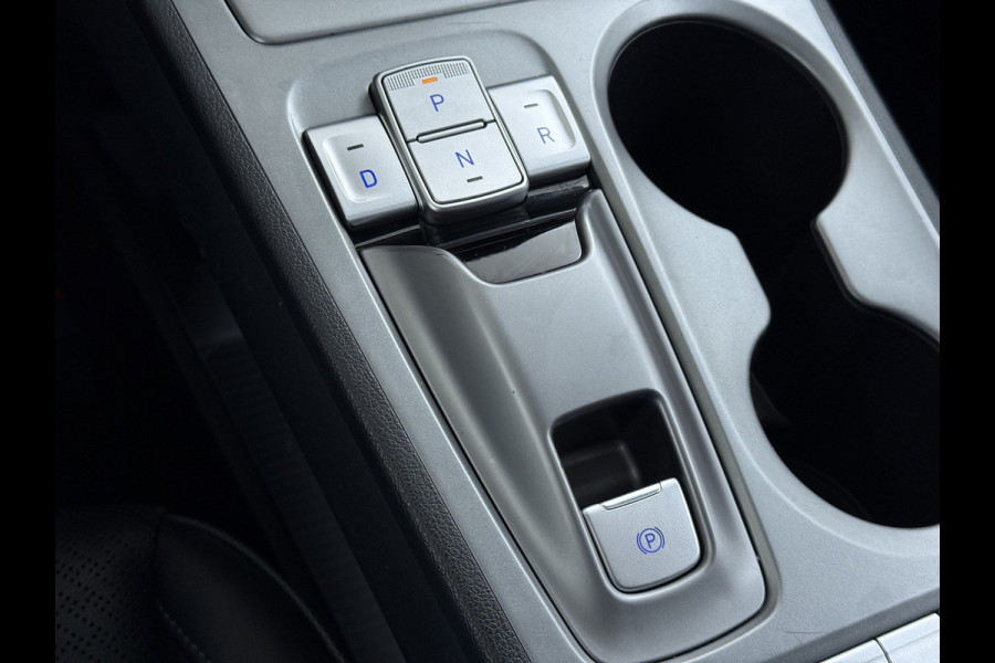 Hyundai Kona EV 64kWh 204pk SOH 100% Premium Schuif-/Kanteldak Leer Warmtepomp Head-Up Display Apple Carplay Android Navi Camera Elektr.Stoel Pdc Subwoofer Bluetooth Dodehoek detector Privacy Glas Rijstrooksensor 1e Eigenaar Origineel Nederlandse Auto Volledig Dealeronderhouden