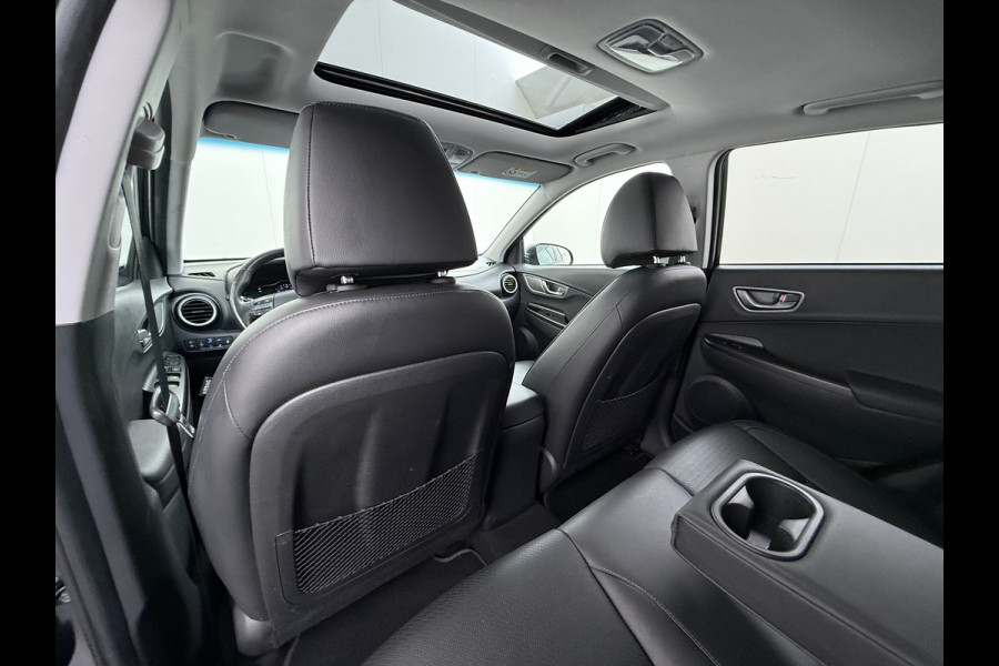 Hyundai Kona EV 64kWh 204pk SOH 100% Premium Schuif-/Kanteldak Leer Warmtepomp Head-Up Display Apple Carplay Android Navi Camera Elektr.Stoel Pdc Subwoofer Bluetooth Dodehoek detector Privacy Glas Rijstrooksensor 1e Eigenaar Origineel Nederlandse Auto Volledig Dealeronderhouden